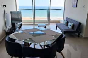 apartamento de estreno con balcón frente al mar.